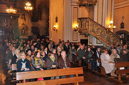 La visita a la parroquia de San Saturnino comenzó en la capilla de la Virgen del Camino.