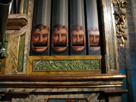 Detalle de la caja del órgano de San Nicolás de Pamplona