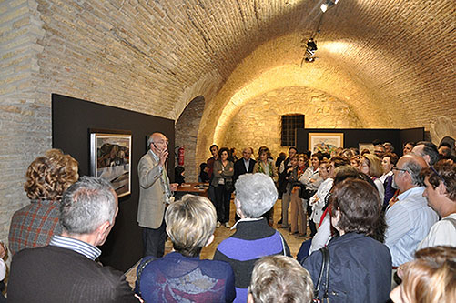 Un momento de la visita guiada a la exposicion de Menchu Gal explicada por su comisario, el profesor Francisco Javier Zubiaur Carreño