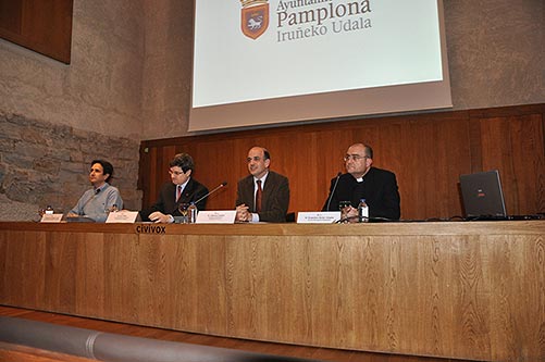 De izquierda a derecha: D. Ricardo Fernández Gracia, Director de la Cátedra de Patrimonio y Arte Navarro; D. José Iribas, Concejal de Educación, D. Alberto Catalán, Consejero de Educación del Gobierno de Navarra y D. Javier Aizpún, Delegado de Patrimonio del Arzobispado de Pamplona 