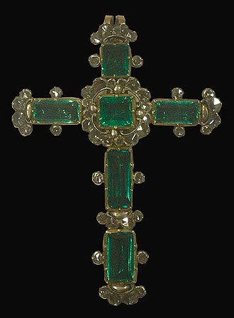 Cruz pectoral. Oro, esmeraldas y diamantes