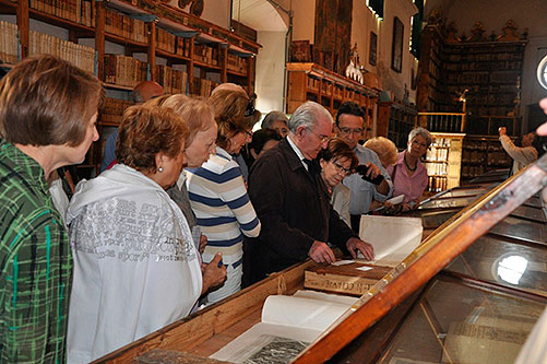 Don Julio Gorricho mostrando a los asistentes a la visita algunos de los ejemplares impresos conservados en la Biblioteca Capitular de la Catedral de Pamplona