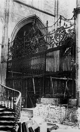 Desmontaje de la reja del coro de la Catedral de Pamplona