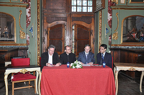 La mesa redonda tuvo lugar en la sacristía barroca de la Catedral de Pamplona.