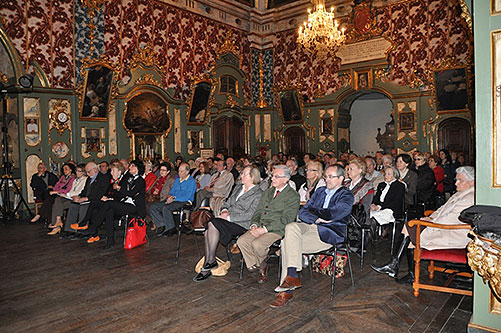 La mesa redonda tuvo lugar en la sacristía barroca de la Catedral de Pamplona.