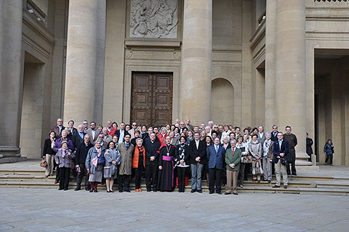 Fotografía de grupo de los asistentes al curso tras la clausura del mismo delante de la fachada de la Catedral