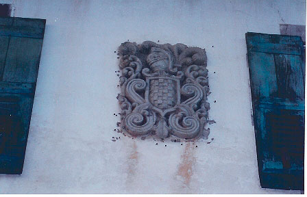 Escudo rodeado de agujeros realizados por los clavos que sujetaron en su dia paños negros de luto en la Casa Zanukenea