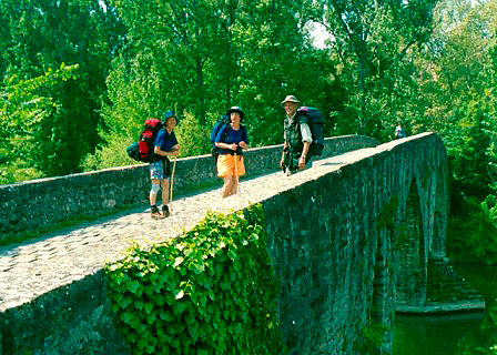 Peregrinos en el puente de la magdalena a su llegada a Pamplona