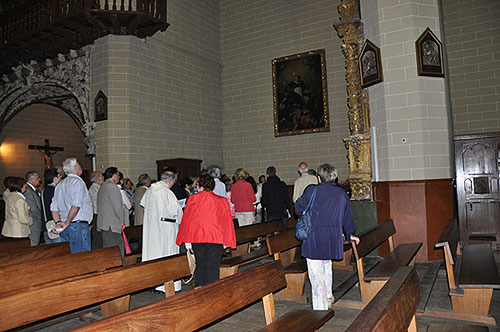 Un momento de la visita guiada por las capillas de la iglesia de Santiago