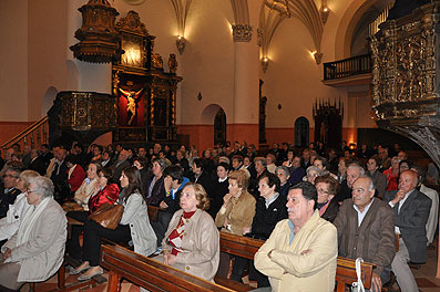 La mesa redonda tuvo lugar en la propia parroquia a la que asistió un numeroso público