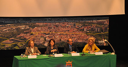 De izquierda a derecha: Dª María Concepción García Gainza, Universidad de Navarra; Dª Yolanda Barcina, Alcaldesa de Pamplona; D. Alberto Catalán, Consejero de Educación del Gobierno de Navarra; y Dª Mª Victoria Arraiza, Presidenta de la Asociación de Amigos del Camino de Santiago en Navarra