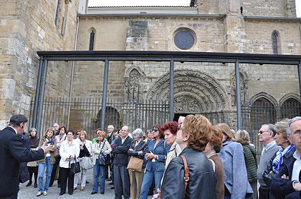 La visita a la ciudad de Estella, a cargo de Román Felones, comenzó en la iglesia de San Miguel
