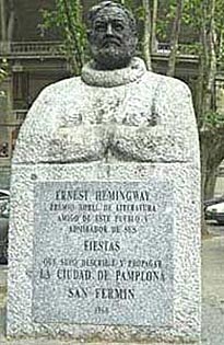 Monumento a Hemingway junto a la Plaza de Toros de Pamplona