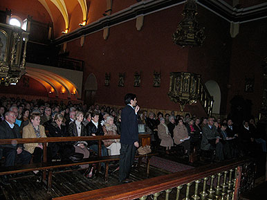 La iglesia parroquial de Oteiza durante la celebración del acto