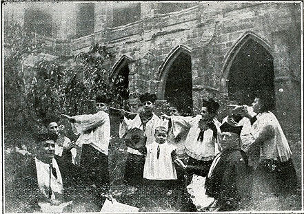 Infantes en el claustro del monasterio de Fitero junto al organista y al sacristán mayor, c. 1904