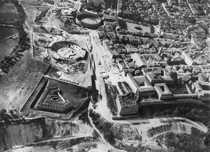 Vista aérea de Pamplona con sus dos plazas de toros, 1922