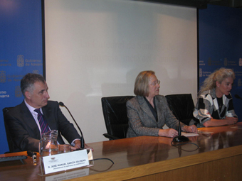 Intervención de Dña. Mª Victoria Arraiza, presidenta de los Amigos del Camino de Santiago (Navarra). Junto a ella, en la mesa, el conferenciante y Dña. Concepción García Gainza