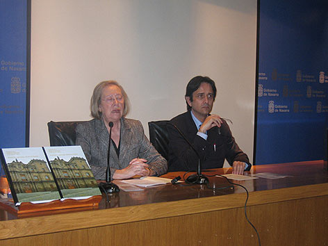 Mª Concepción García Gainza, directora de la Cátedra de Patrimonio y Arte Navarro, y Ricardo Fernández Gracia, subdirector, en el momento de la presentación del volumen