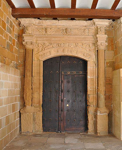 Portada de la iglesia de la Asunción de Salinas de Pamplona.