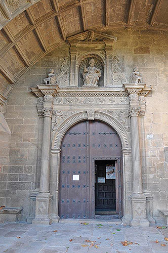 Portada de la iglesia de San Pedro Aibar