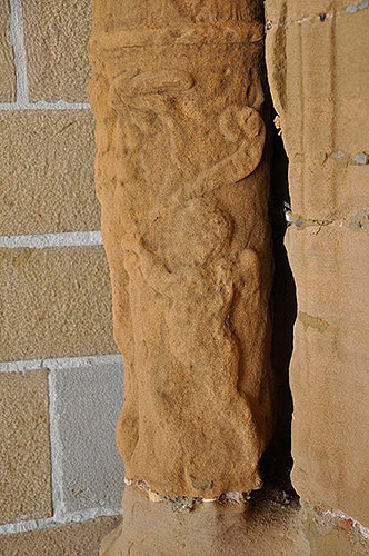 Portada de la iglesia de la Asunción de Salinas. Detalle del fuste de la columna.