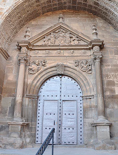 Portada de la iglesia de la Asunción de Cáseda.