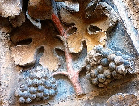 Uvas y parras en la decoración de la portada de Santa María de Olite