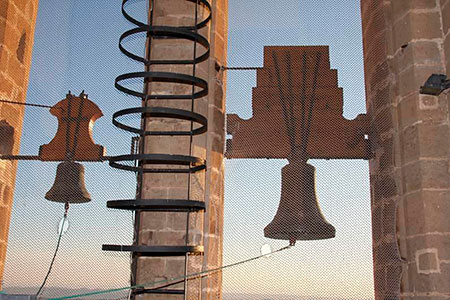 Campana con forma mixta y a la derecha un esquilón (iglesia de San Saturnino de Artajona)