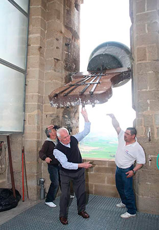 Volteo de campanas en la iglesia de San Saturnino de Artajona