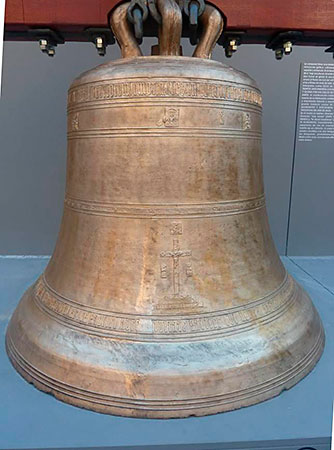 Campana Gabriela de la catedral de Pamplona, de forma romana. A la izquierda de la cruz se aprecia la grieta soldada.