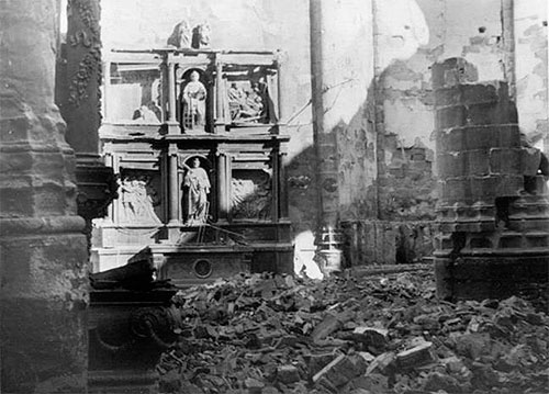Vista de la iglesia de Cascante y el retablo de san Esteban tras el incendio de 1940