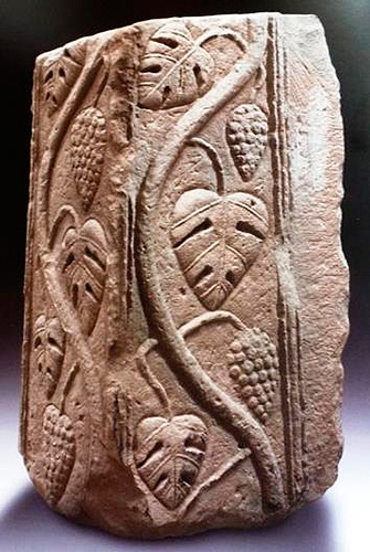 Relieve con figuraciones de parras y vides procedente de las cercanías del yacimiento de Santa Criz de Eslava