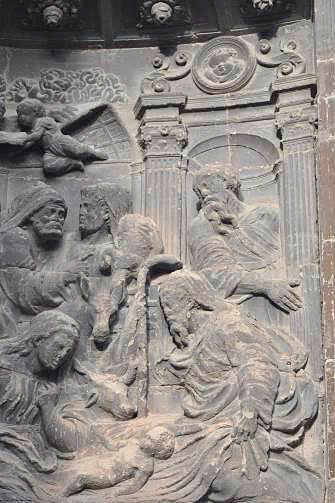 Portada renacentista de la iglesia de Santa María de Viana. Detalle de la Natividad de Jesús
