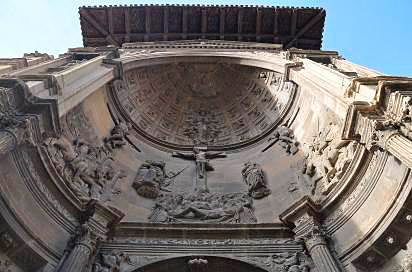 Portada renacentista de la iglesia de Santa María de Viana. Detalle de la hornacina