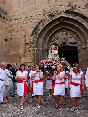 Portadoras de la Virgen de Nieva