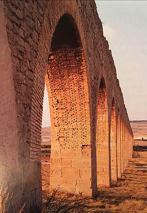 Ventura Rodríguez. Sillería en los pilares, ladrillo en los arcos y mampostería en los entrepaños se combinan en el Acueducto de Noáin.