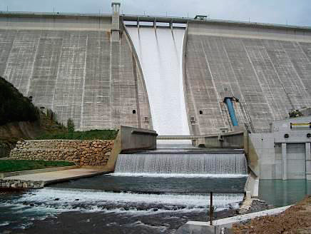 Presa de Itoiz vertiendo el 4 de abril de 2004. Véase que no tiene compuertas.