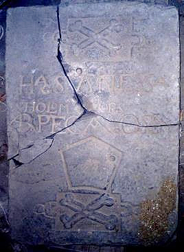 Lápida de la iglesia parroquial de Garde.