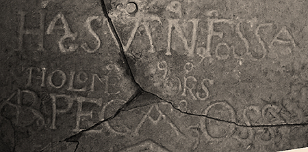 Lápida de la iglesia parroquial de Garde, detalle de la inscripción.