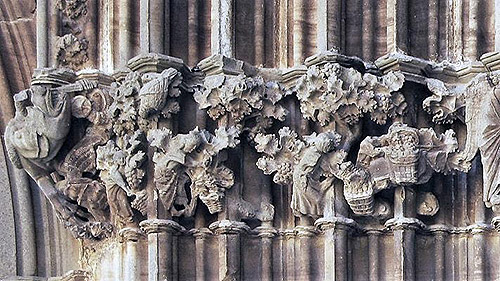 Exquisita representación de la vendimia en los capiteles de la portada de Santa María de Ujué. Foto: C. Martínez Álava.