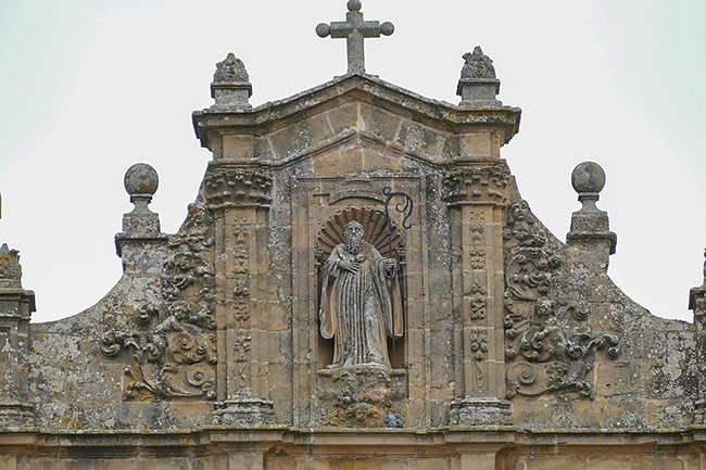 Remate de la fachada de ingreso a la iglesia del monasterio de Irache, presidido por la imagen de san Veremundo, c. 1700.