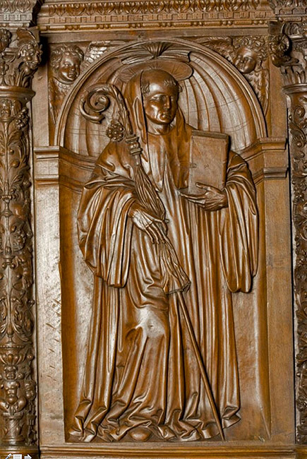 Respaldo de la silla correspondiente al monasterio de Irache con la imagen de san Veremundo, en la sillería de San Benito de Valladolid, 1525. Museo Nacional de Escultura de Valladolid.