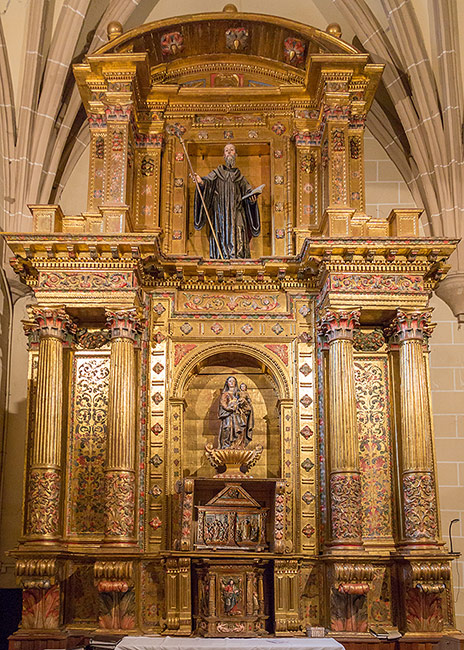 Retablo de san Veremundo en la parroquia de Dicastillo, procedente del monasterio de Irache y construido por Gil de Iriarte en 1655, con diseño de fray Esteban de Cervera. Del dorado de la pieza se hicieron cargo Gregorio Gómez y Francisco de Astiz. Foto: Calle Mayor.