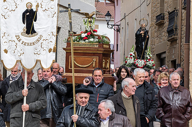 Procesión con las reliquias de san Veremundo en Villatuerta (8-III-2016) en el arca realizada en 1816, tras la desaparición de la gran urna de plata en la Guerra de la Independencia. A Villatuerta le correspondió tener las reliquias el quinquenio 2013-2018.