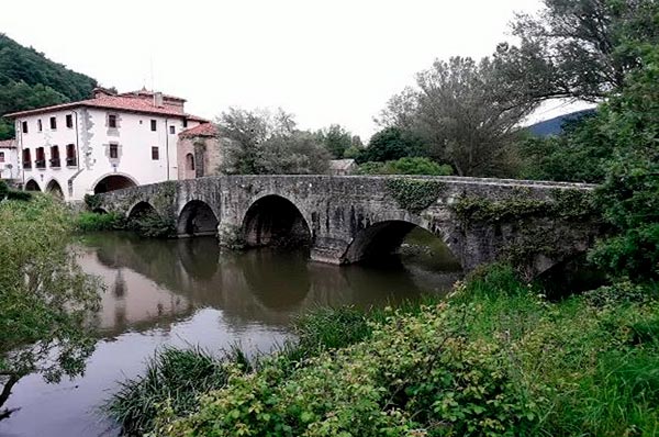 Vista actual del puente medieval y de la Trinidad de Arre