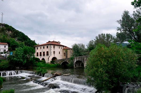 Vista actual del puente medieval y de la Trinidad de Arre