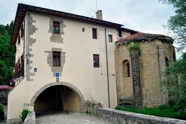 Albergue de peregrinos y ábside de la basílica de la Trinidad de Arre