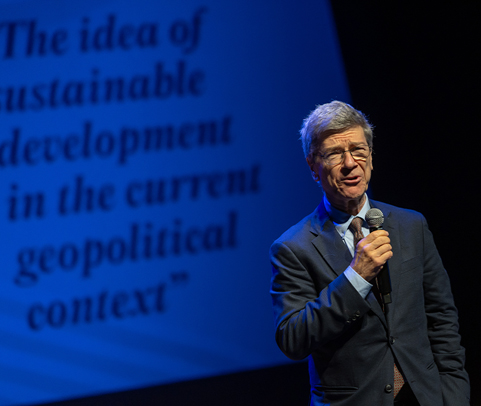 Jeffrey D. Sachs: "Una comprensión cabal de la economía incluye la felicidad"