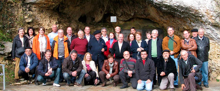 Reunión de Etniker Euskalerria ante la cueva de Isturitz en la Baja Navarra