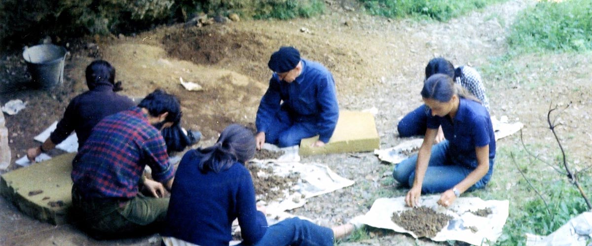 J.M. de Barandiaran excavando en la Cueva de Axlor, 1972, con varios discípulos